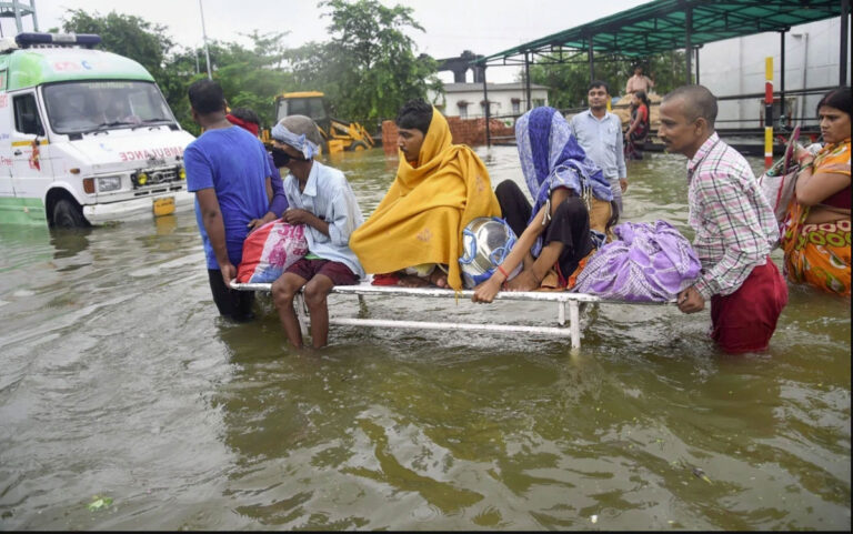 भारतमा बाढीले १२९ को मृत्यु